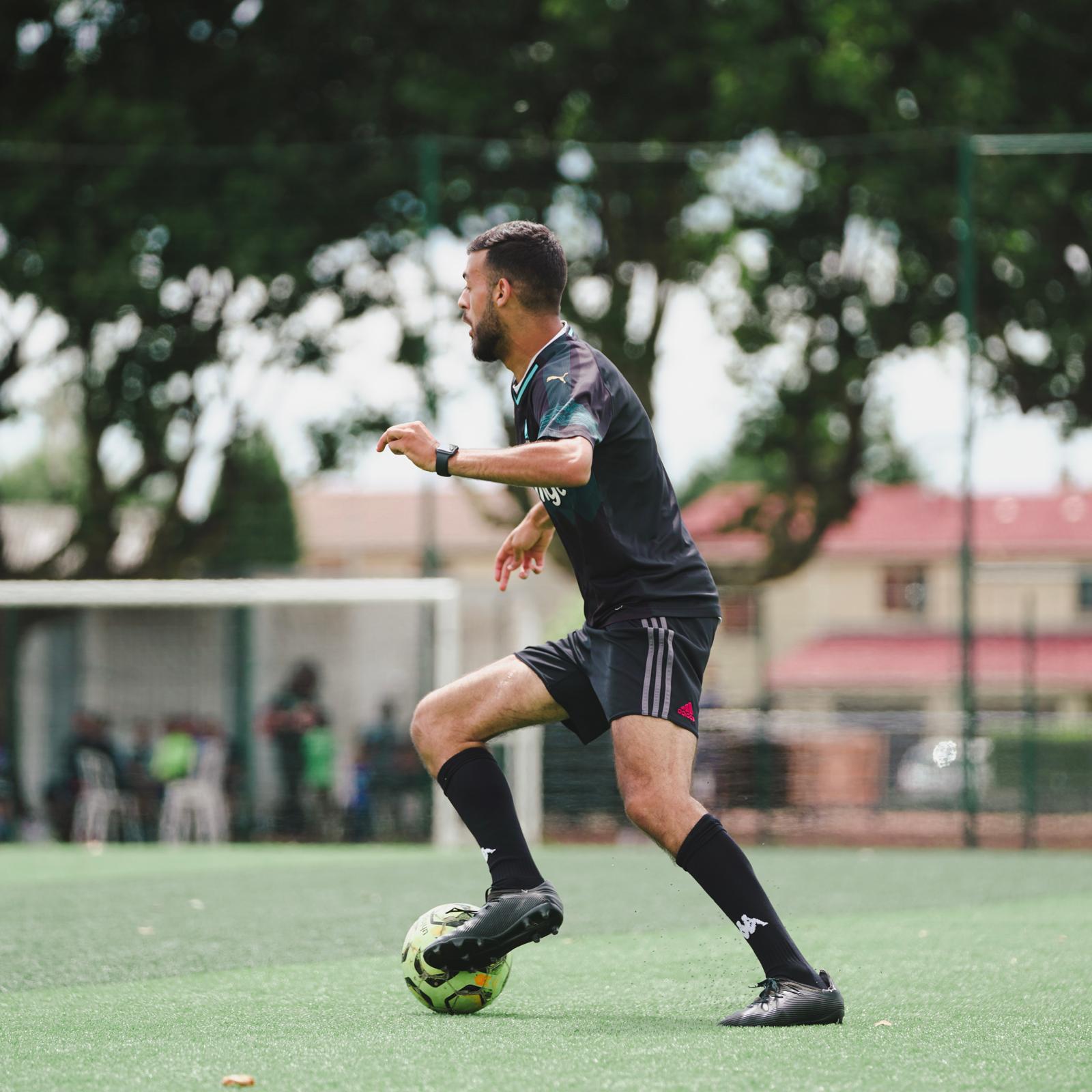 Photo d'un joueur de foot avec le ballon au pied Photo d'un joueur de foot avec le ballon au pied