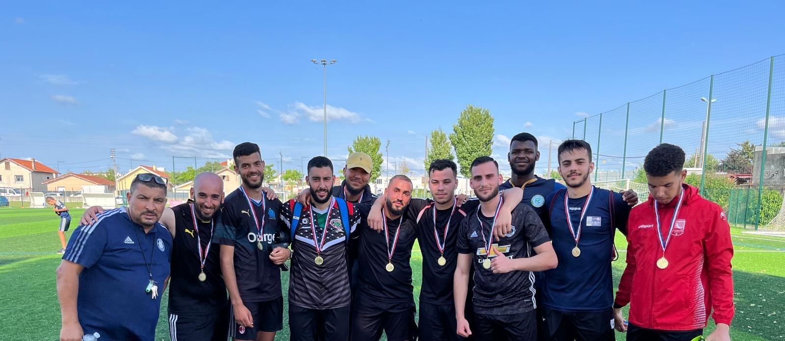 Photo d'un groupe sportif avec ces membres qui posent avec leur médaille